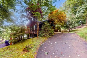 Property grounds - Lakefront Cabin W Private Dock・Hot Tub・Cigar room (Dandridge)