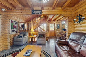 TV, fireplace, offices - Quiet Gatlinburg Retreat・Hot tub・Fireplace・Pool (Gatlinburg)