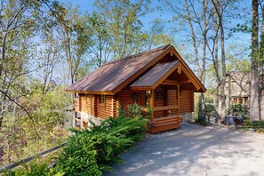 Exterior - Quiet Gatlinburg Retreat・Hot tub・Fireplace・Pool (Gatlinburg)