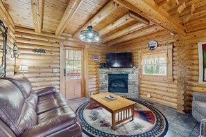 TV, fireplace, offices - Quiet Gatlinburg Retreat・Hot tub・Fireplace・Pool (Gatlinburg)