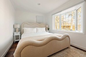 5 bedrooms, desk, iron/ironing board, travel cot - Spacious Retreat with Game Room and Fire Pit (Norwalk)