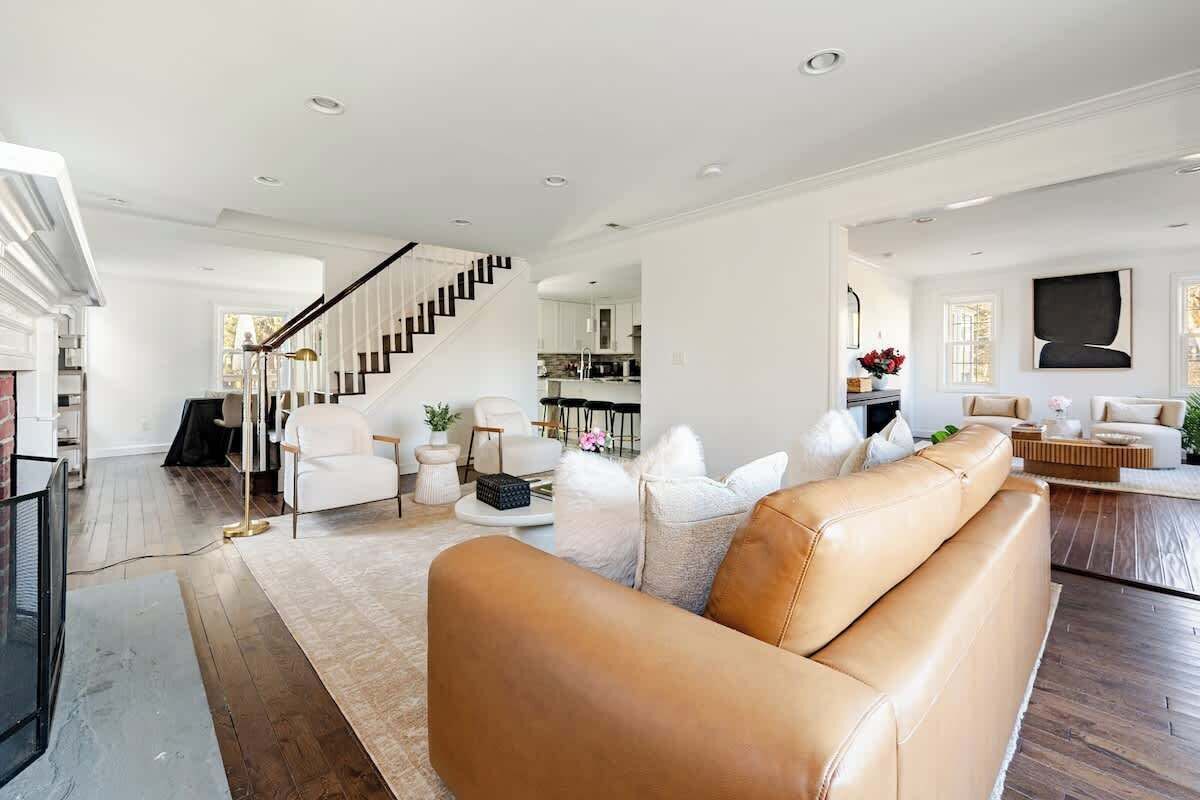 Een smart-tv, een open haard en een kantoor