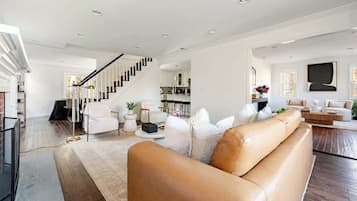 Een smart-tv, een open haard en een kantoor