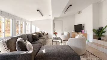 电视、壁炉、桌上足球、书