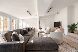 Fernseher, Kamin, Tischfußball, Bücher