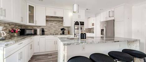 Geladeira, micro-ondas, fogão, lava-louças