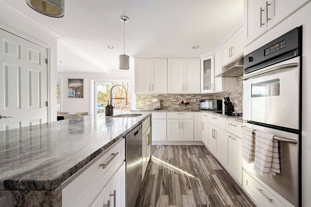 Kühlschrank, Mikrowelle, Ofen, Geschirrspüler