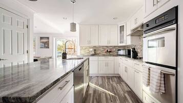 Réfrigérateur, micro-ondes, four, lave-vaisselle