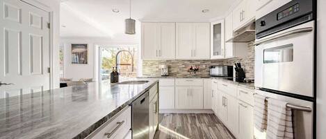 Kühlschrank, Mikrowelle, Ofen, Geschirrspüler