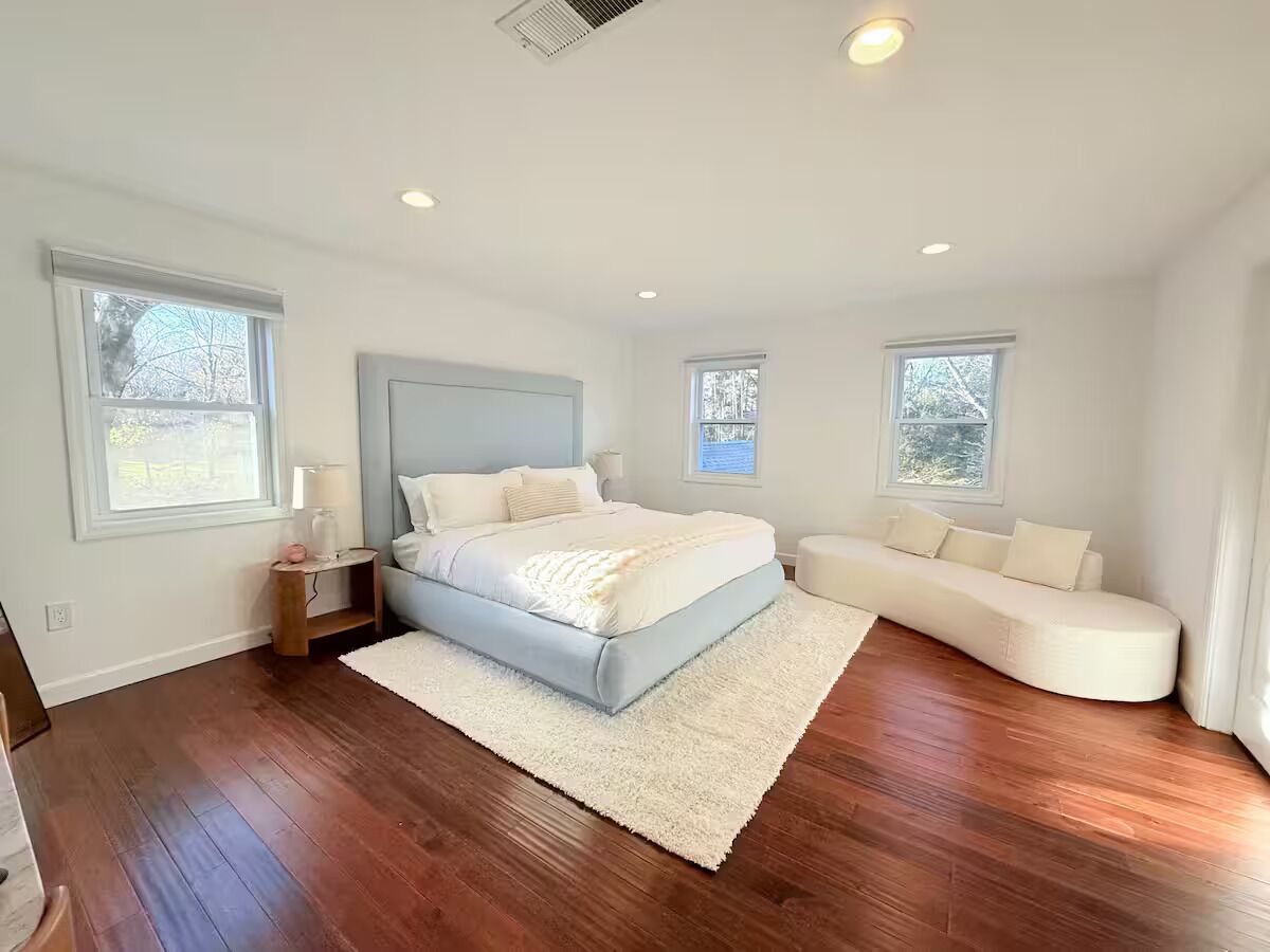 Tabla de planchar con plancha, wifi gratis y ropa de cama 