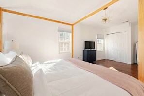 5 slaapkamers, een strijkplank/strijkijzer, reisbedje, gratis wifi