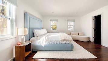 4 bedrooms, desk, iron/ironing board, travel crib