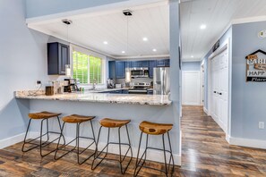 Fridge, microwave, oven, stovetop - Woodland Cottage Retreat・Hot Tub・Grill・Fireplace (Pigeon Forge)