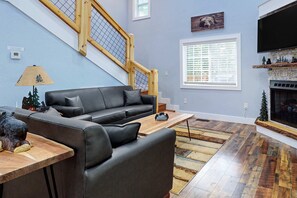 TV, fireplace, offices - Woodland Cottage Retreat・Hot Tub・Grill・Fireplace (Pigeon Forge)