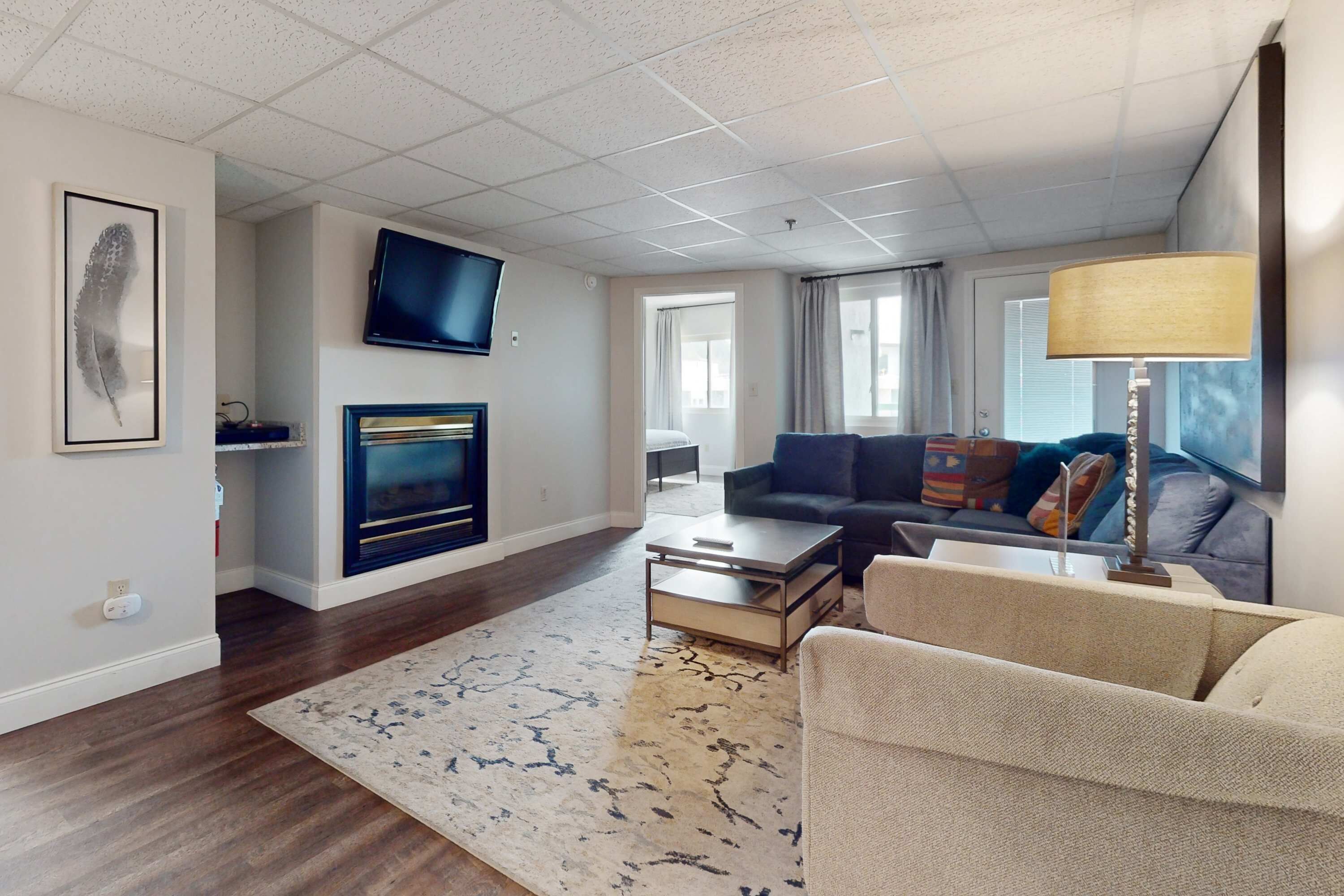 Een televisie, een open haard, een dvd-speler en een kantoor