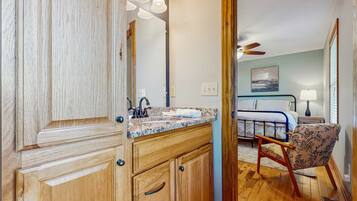 Een strijkplank/strijkijzer, wifi, beddengoed