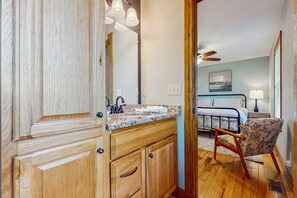 Een strijkplank/strijkijzer, wifi, beddengoed