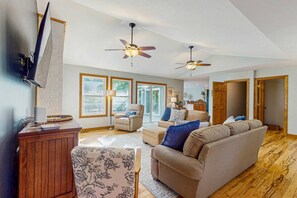 تلفزيون، مشغل دي في دي، كرة قدم الطاولة، مكتب