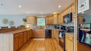 Een koelkast, een magnetron, een oven, een kookplaat