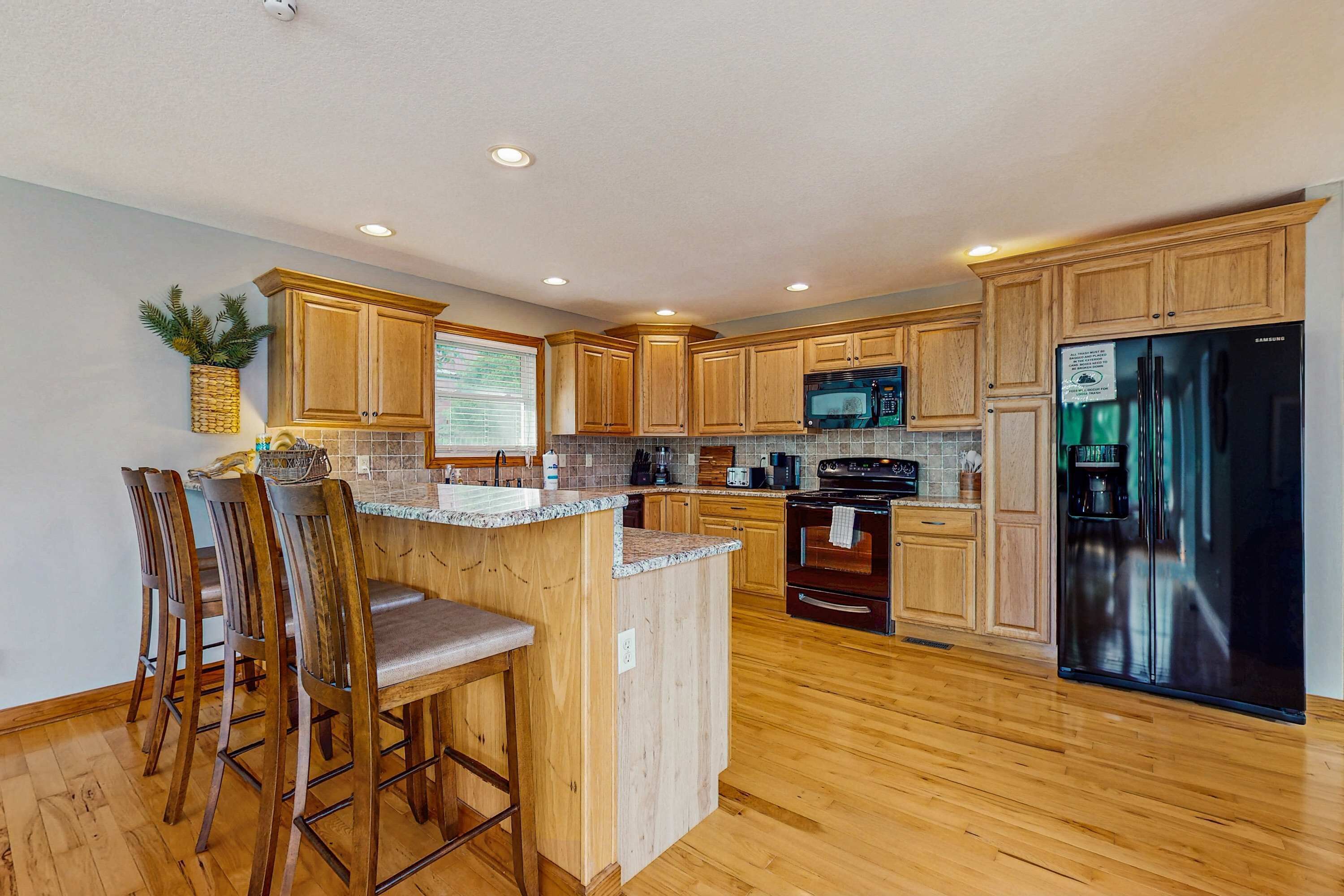 Kjøleskap, mikrobølgeovn, ovn og kokeplater