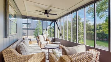 Een televisie, een dvd-speler, tafelvoetbal en een kantoor