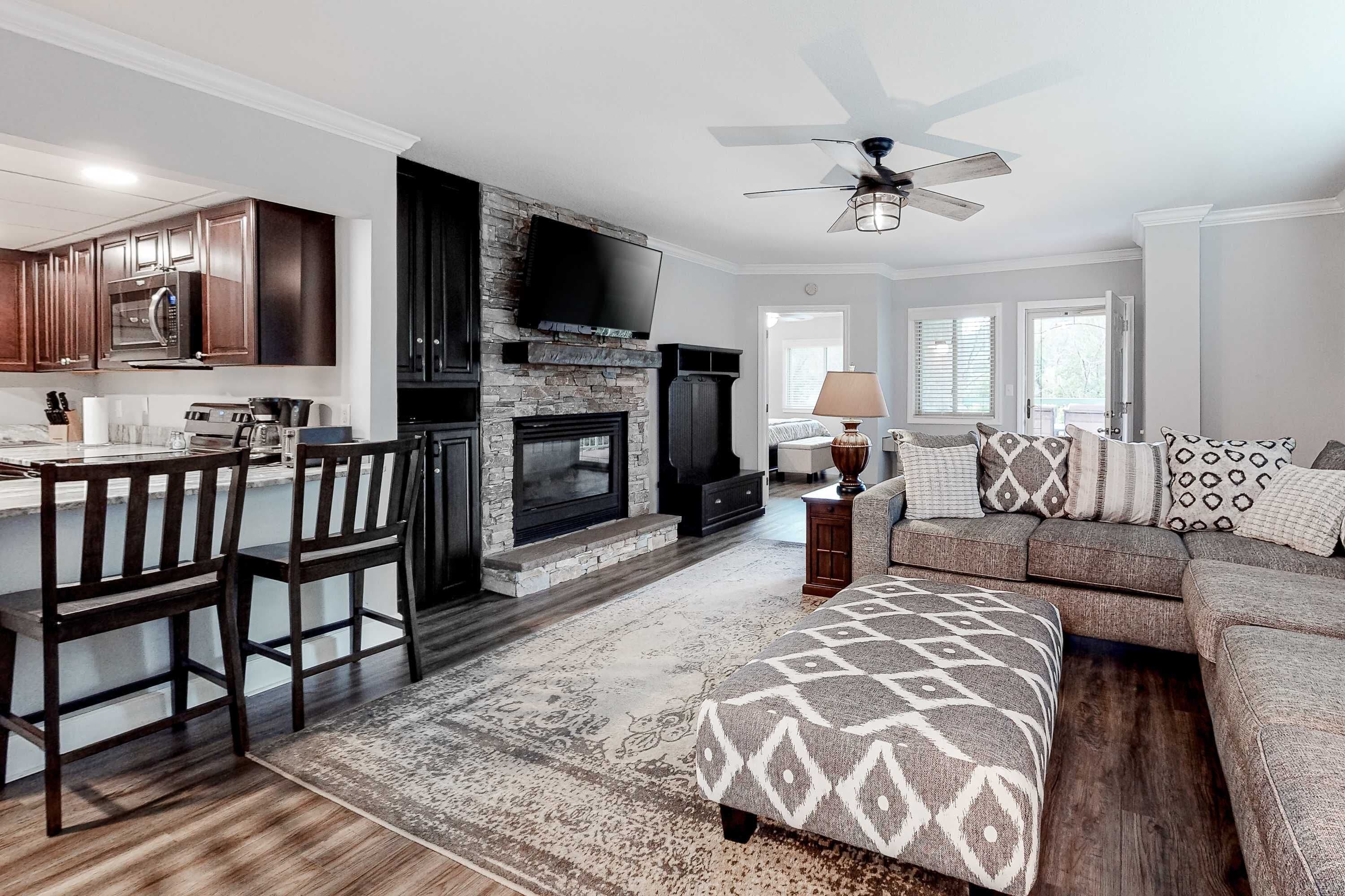 テレビ、暖炉、DVD プレーヤー、書斎 / ワークスペース