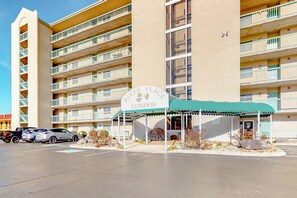 Exterior - Newly Remodeled Scenic Riverfront Smokies Retreat (Pigeon Forge)