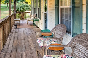 Terrace/patio - Dandridge Cabin Escape・1 mile to Forbidden Caverns (Dandridge)