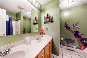 Shower, hair dryer, towels, shampoo - Dandridge Cabin Escape・Family Friendly・Games・Grill (Dandridge)