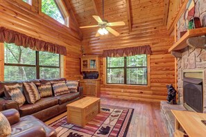 TV, fireplace, video games, DVD player - Creekside Cabin Retreat・Pet OK・Hot Tub・Foosball (Pigeon Forge)