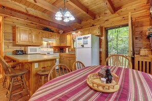 Fridge, microwave, oven, stovetop - Creekside Cabin Retreat・Pet OK・Hot Tub・Foosball (Pigeon Forge)