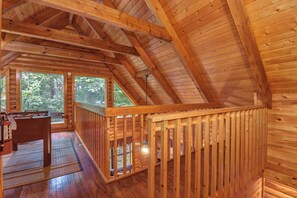 Interior - Creekside Cabin Retreat・Pet OK・Hot Tub・Foosball (Pigeon Forge)