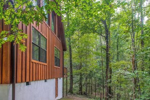 Exterior - Creekside Cabin Retreat・Pet OK・Hot Tub・Foosball (Pigeon Forge)
