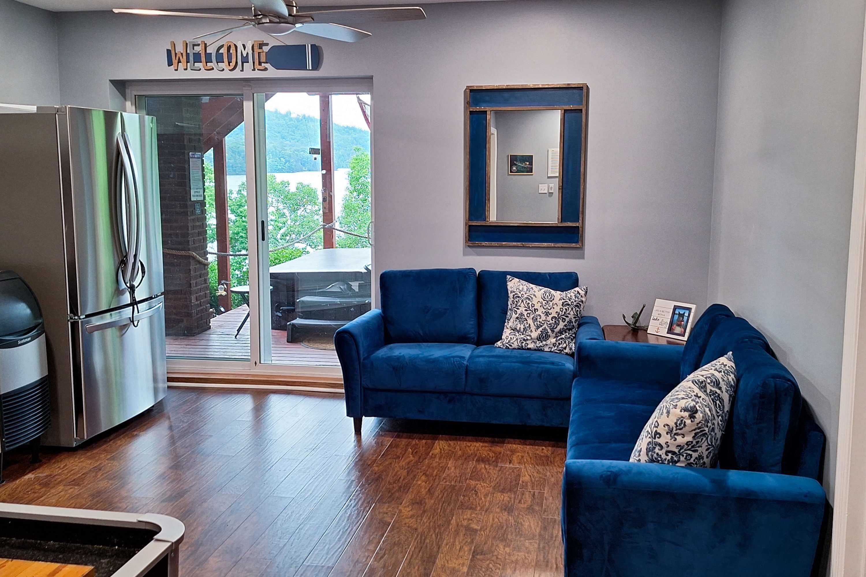 电视、壁炉、DVD 播放器、办公室