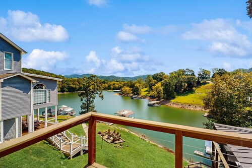Stunning Lake Front Home, Sleeps 13・Dock・Views
