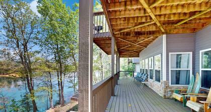 Lakefront Retreat, Sleeps 12ă»3 Boat Slipsă»Decks
