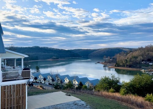 Lake View Condo, Sleeps 10・Pool・Golf・Marina Access