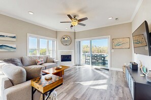 Televisio, takka, DVD-soitin, työhuone