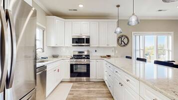 Jääkaappi, mikroaaltouuni, uuni, liesi