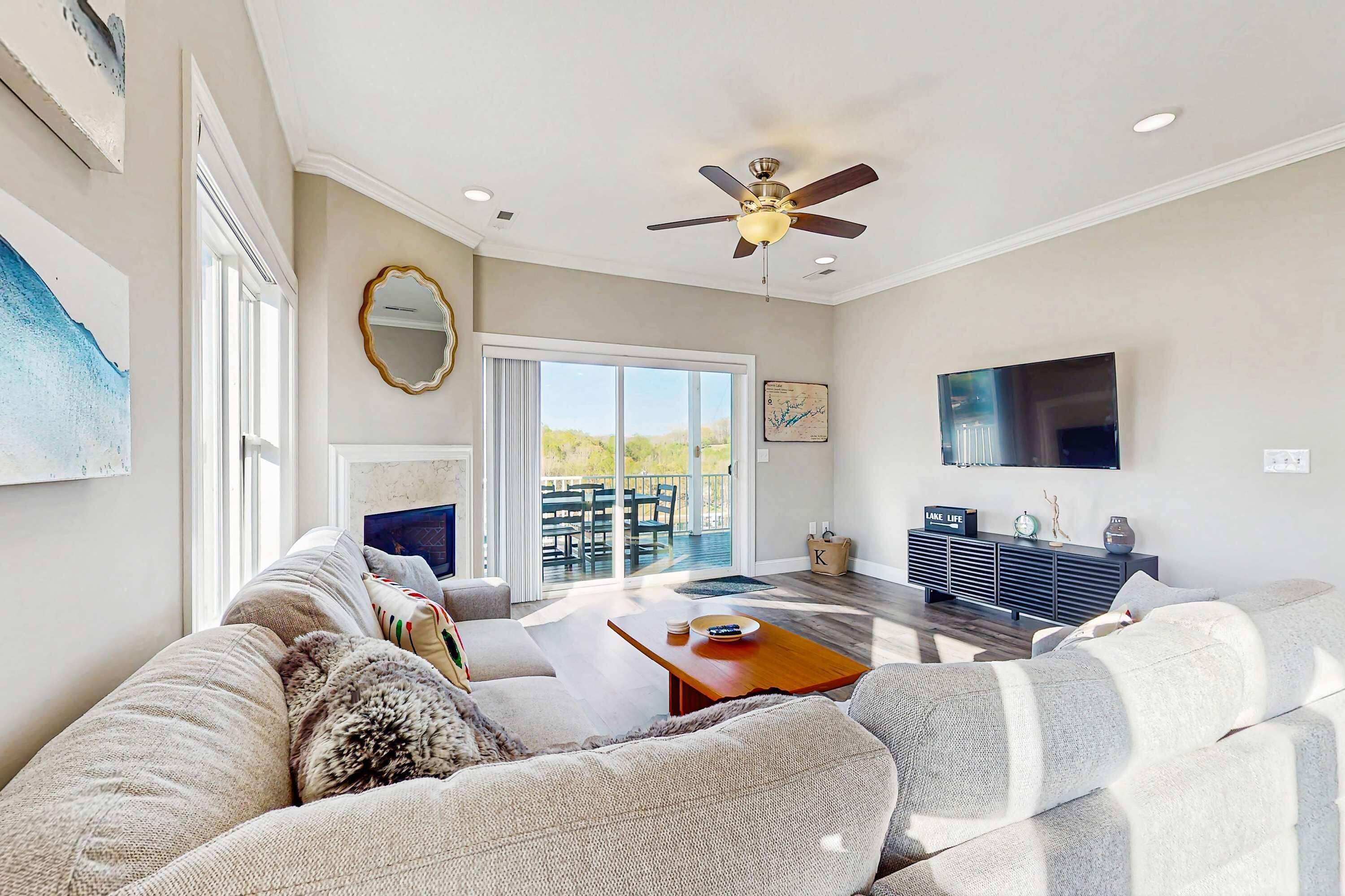 Televisio, takka, DVD-soitin, työhuone