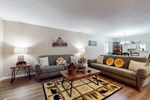 TV, fireplace, table football, offices - Charming Condo, Sleeps 6・Shared Pool・Gym・Fireplace (Gatlinburg)