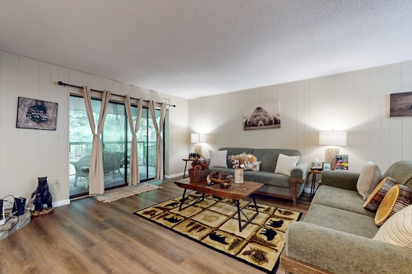 TV, fireplace, table football, offices - Charming Condo, Sleeps 6・Shared Pool・Gym・Fireplace (Gatlinburg)