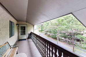 Property grounds - Charming Condo, Sleeps 6・Shared Pool・Gym・Fireplace (Gatlinburg)