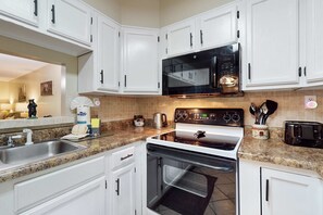 Fridge, microwave, oven, stovetop - Charming Condo, Sleeps 6・Shared Pool・Gym・Fireplace (Gatlinburg)