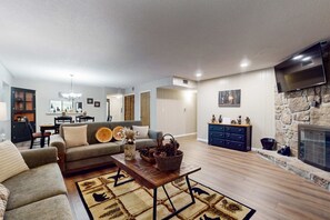 TV, fireplace, table football, offices - Charming Condo, Sleeps 6・Shared Pool・Gym・Fireplace (Gatlinburg)