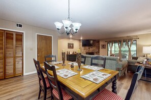 Dining - Charming Condo, Sleeps 6・Shared Pool・Gym・Fireplace (Gatlinburg)