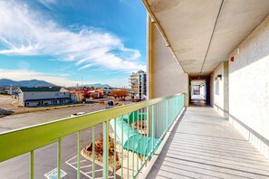 Property grounds - Cozy Riverfront Downtown Condo, Sleeps 6, Balcony (Pigeon Forge)