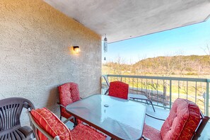 Outdoor dining - Cozy Riverfront Downtown Condo, Sleeps 6, Balcony (Pigeon Forge)