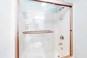 Shower, towels, shampoo - Cozy Riverfront Downtown Condo, Sleeps 6, Balcony (Pigeon Forge)