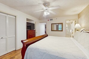 2 bedrooms, desk, iron/ironing board, WiFi - Gatlinburg Condo Near Downtown + Pool and Balcony (Gatlinburg)